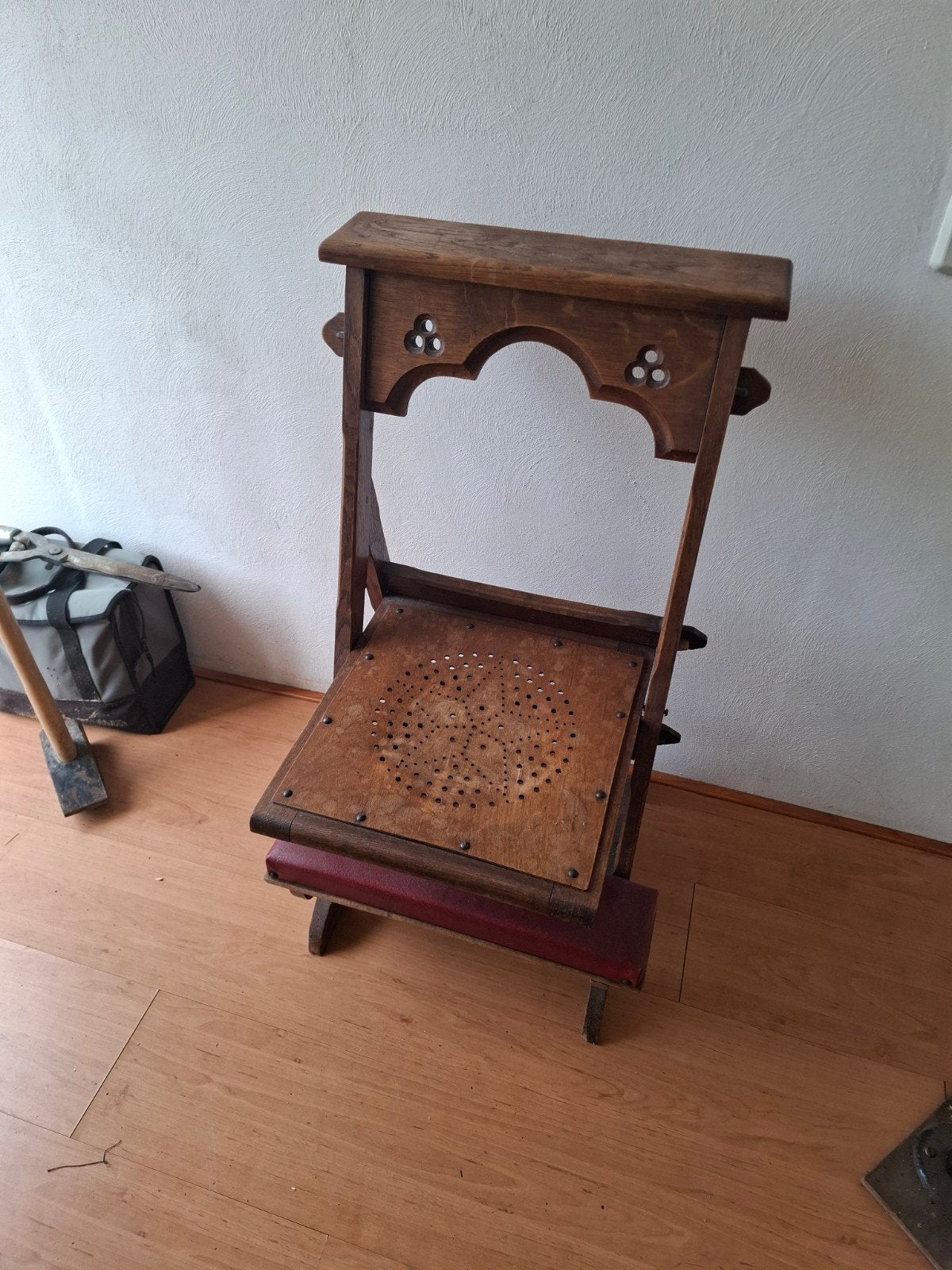 Antieke bidstoel/knielbank - Eikenhout met rood kussen, Ophalen