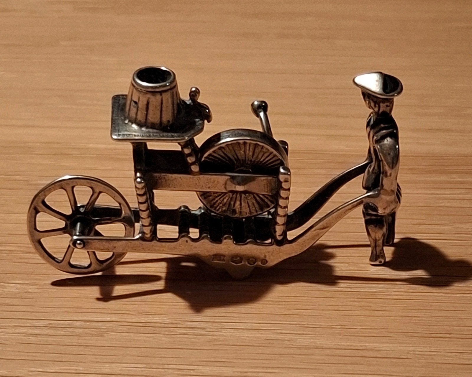 Man Met Scharensliep Zilver Miniatuur, Antiek en Kunst, Ophalen of Verzenden, Zilver