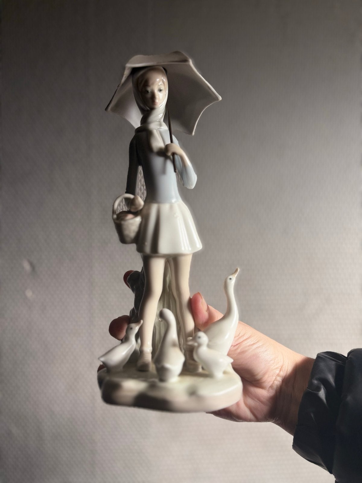 Lladró "Meisje met Paraplu en Ganzen" (01004510), Antiek en Kunst, Ophalen of Verzenden
