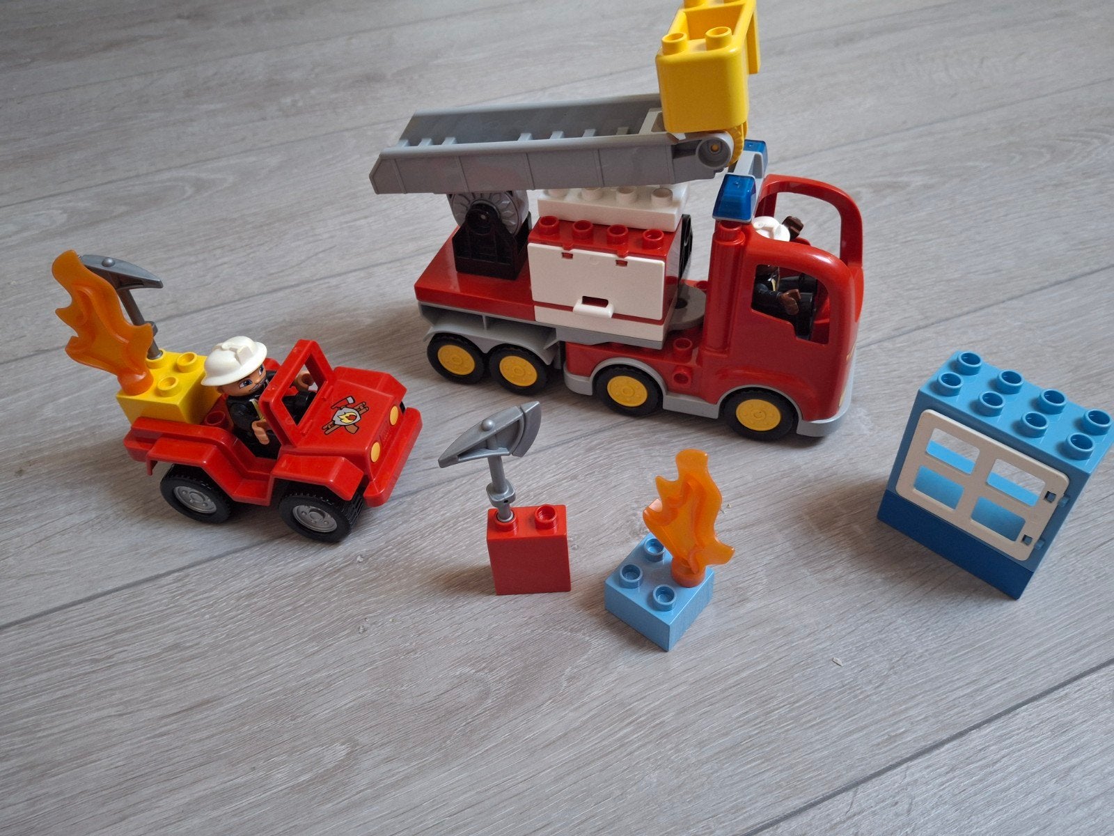 Duplo brandweertruck 10592 en brandweercommandant 6169, Ophalen, Gebruikt, Inclusief minifiguren, Duplo