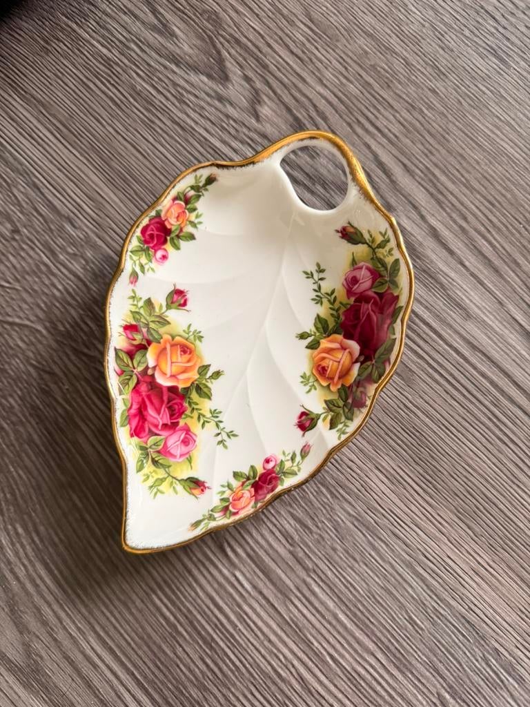 Bladvormig bonbon schaaltje royal albert old country roses!, Ophalen of Verzenden
