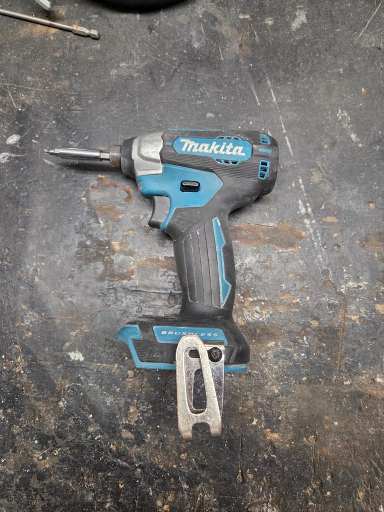 Makita dtd157 slagschroevendraaier 18v, Ophalen of Verzenden, Zo goed als nieuw, Boor- en Schroefmachine