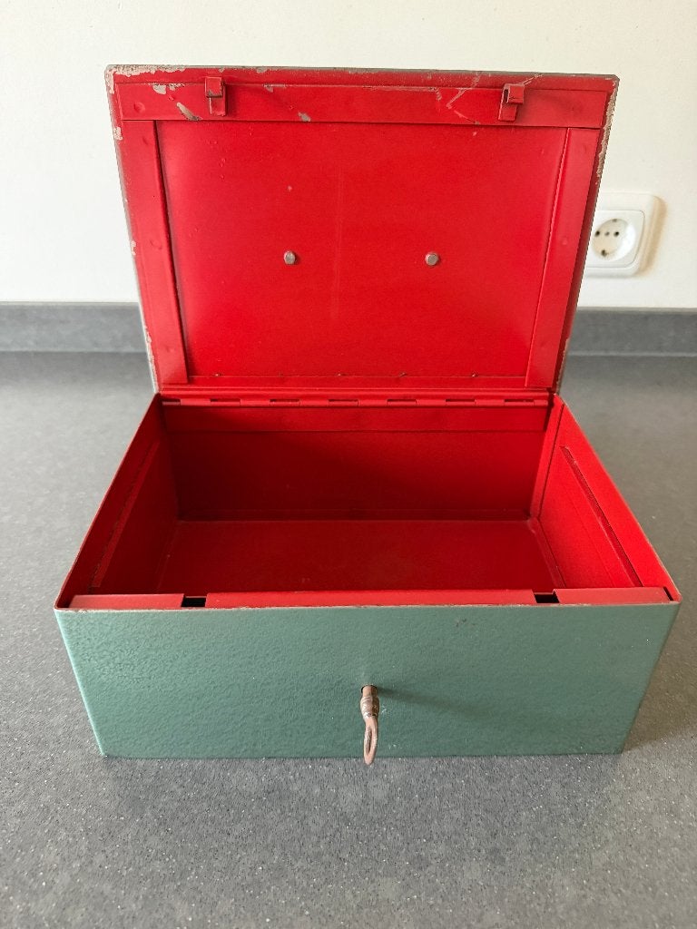 Vintage metalen geldkistje vermoedelijk Beaumont, Verzamelen, Spaarpotten, Ophalen of Verzenden, Gebruikt, Metaal of Blik, Overige thema's