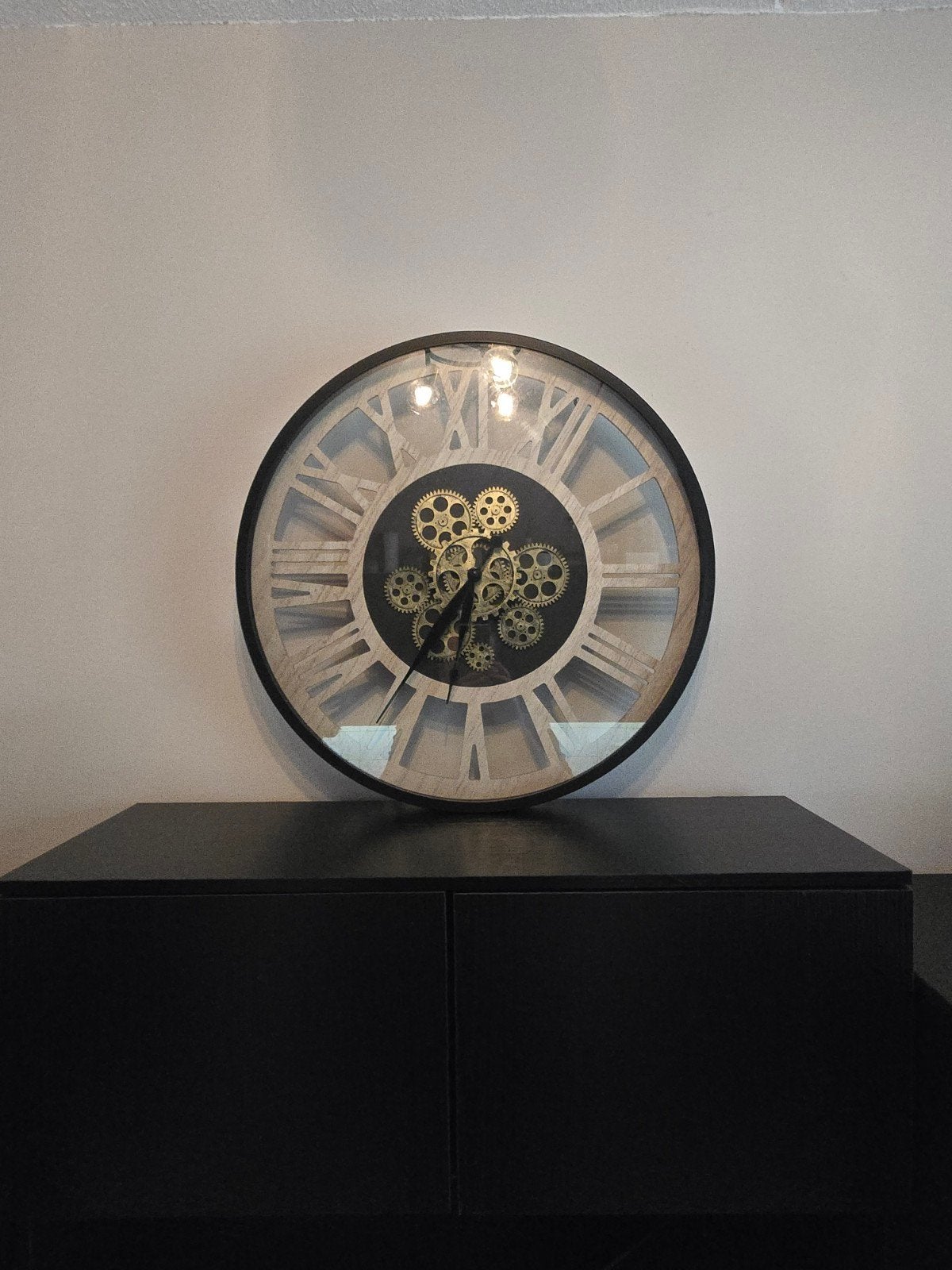 Grote wandklok met zichtbaar uurwerk en Romeinse cijfers, Wandklok, Zichtbaar uurwerk, Analoog, Ophalen of Verzenden