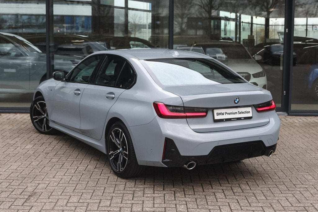 BMW 3 Serie 318i M Sport Automaat / Sportstoelen / Parking A, Auto's, 1998 cc, Achterwielaandrijving, Gebruikt, Met garantie (alle)