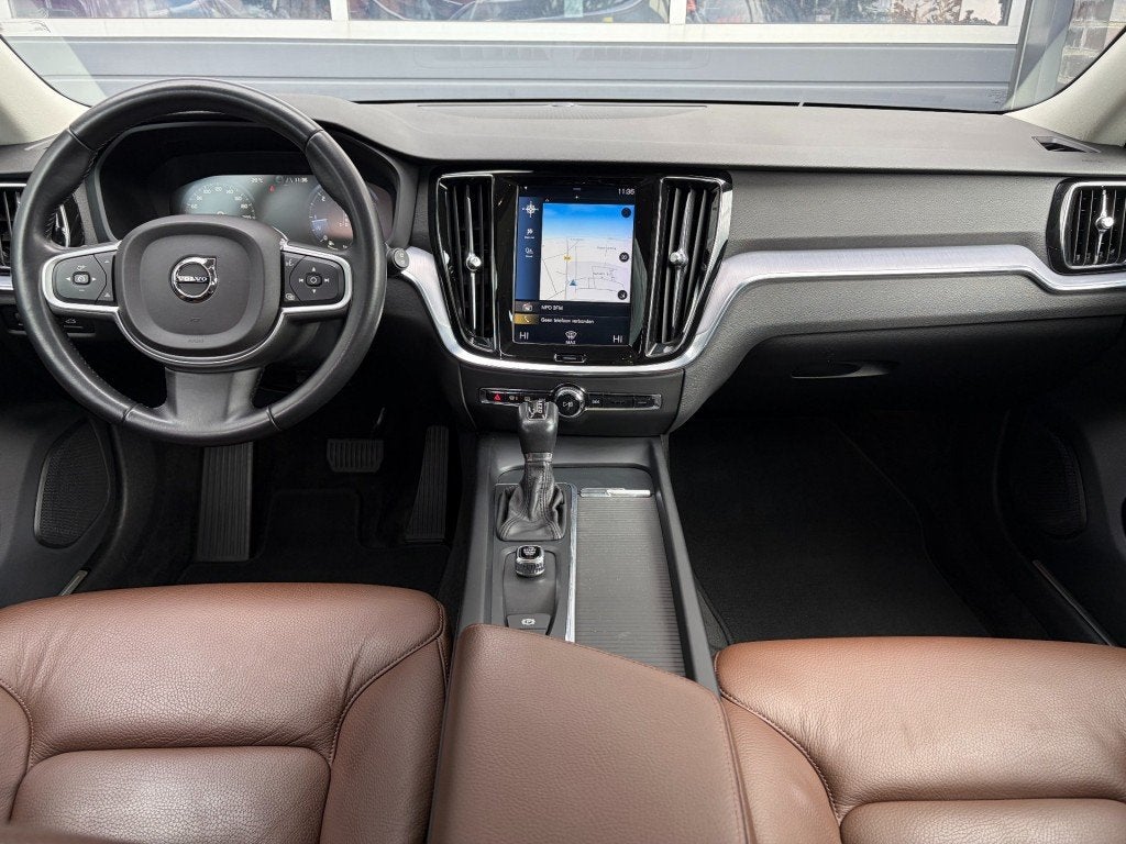 Volvo V60 2.0 D3 - LEDER - PANO - TREKH. - ORG. NL., Auto's, Volvo, Automaat, Euro 6, 4 cilinders, Zwart