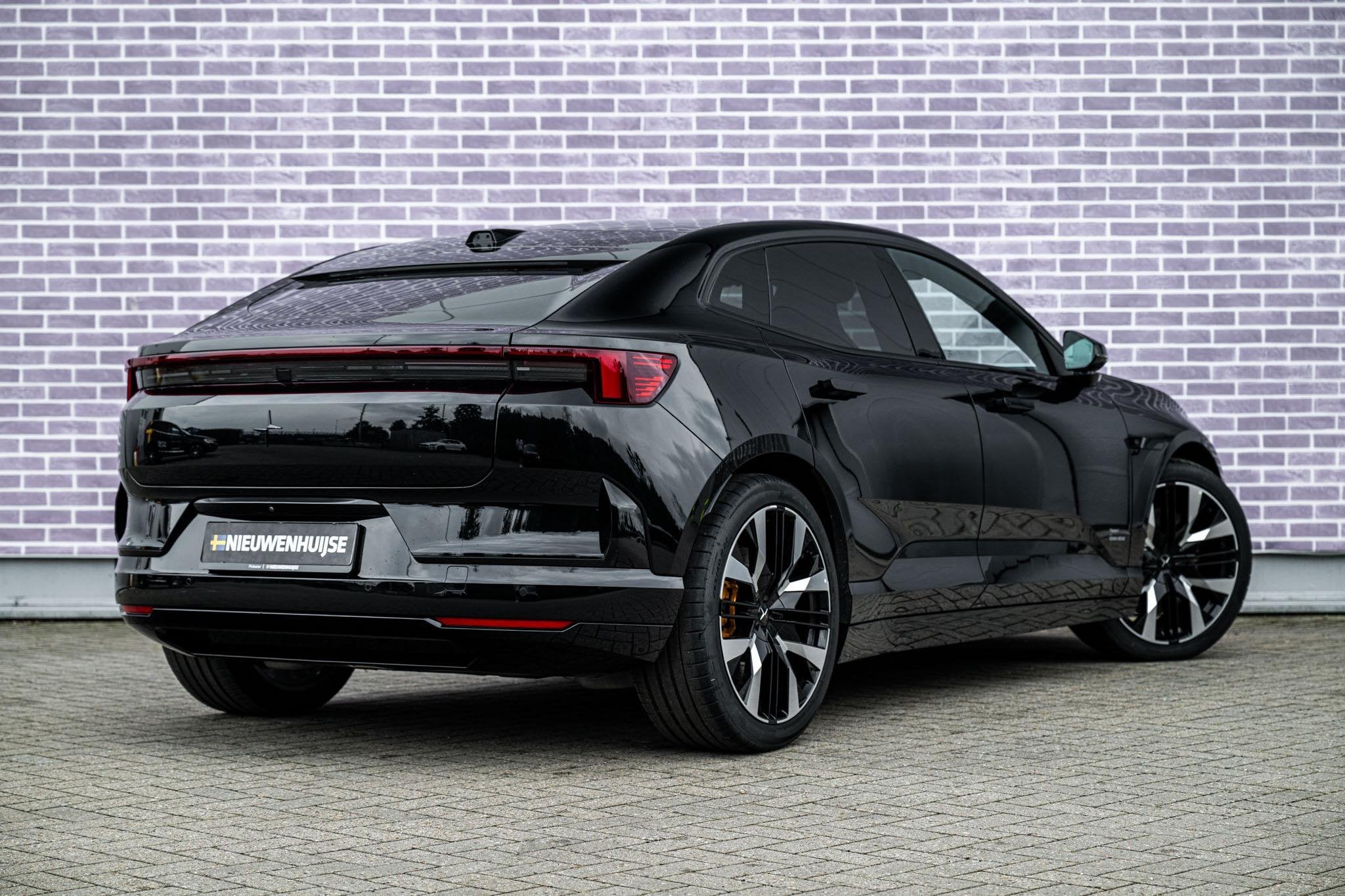 Polestar 4 Long Range Dual motor Performance Plus | 22kW lad, Auto's, Polestar, Automaat, Stof, 2000 kg, Zwart