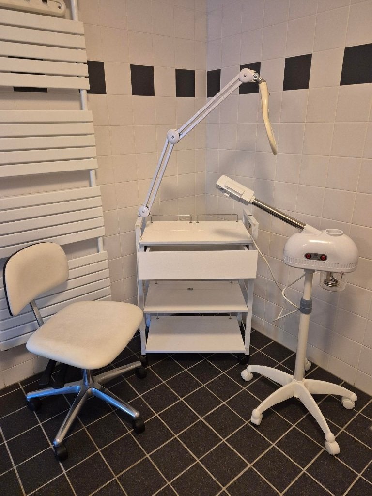 Schoonheidssalon: stoomapparaat, lichtloep, behandeltafel, Ophalen, Gebruikt