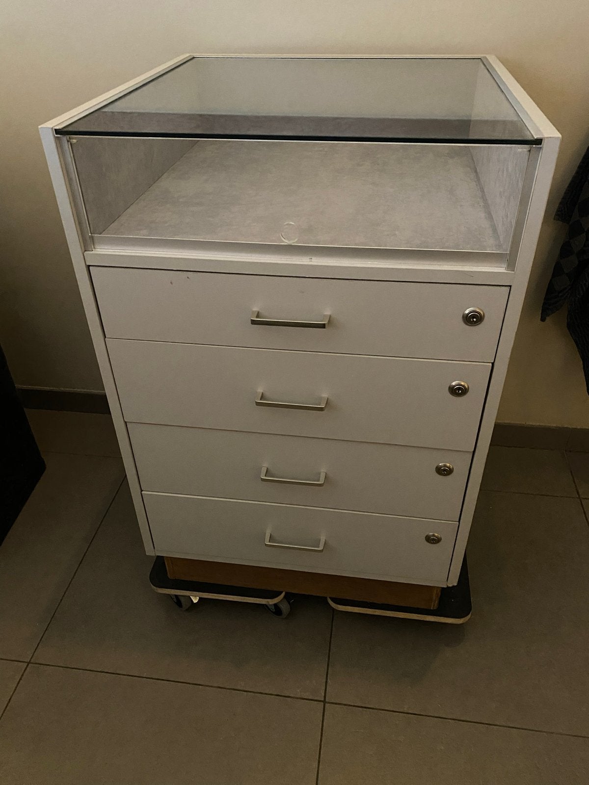 Gratis ladekast met glazen vitrine - sloten defect, Ophalen, Gebruikt, 100 tot 150 cm, 50 tot 100 cm