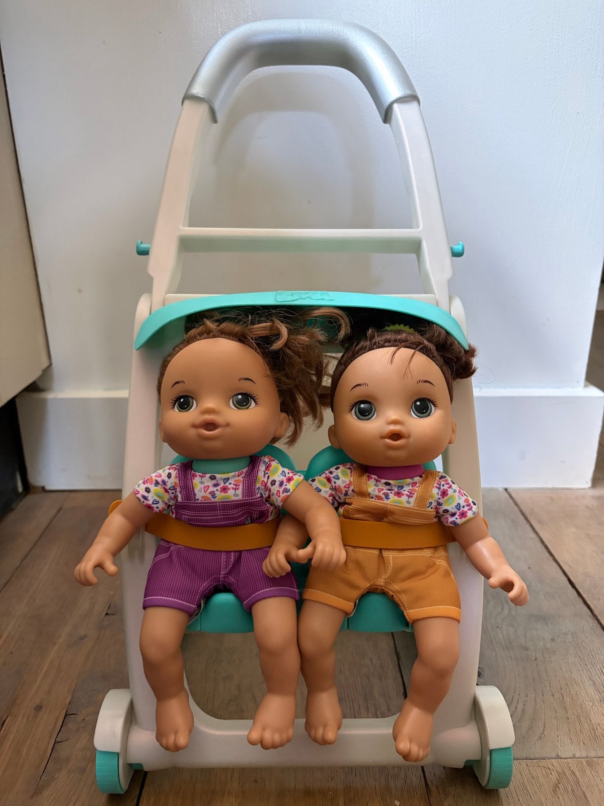 Baby tweeling poppen met kinderwagen, Ophalen, Gebruikt, Babypop