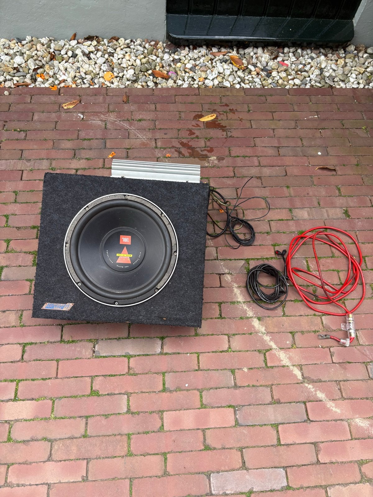 JBL Subwoofer met versterker en alle kabels, Auto diversen, Autoradio's, Ophalen of Verzenden, Gebruikt