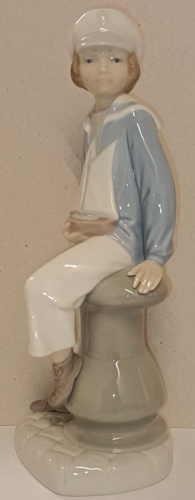Prachtig Lladró Porseleinen Beeldje - Boy with Yacht Vintage, Ophalen, Zo goed als nieuw, Mens