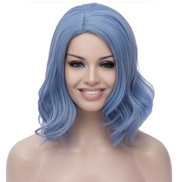 Pruik bob model lichtblauw schouderlang haar met golfjes, Verzenden, Nieuw, Pruik of Haarverlenging