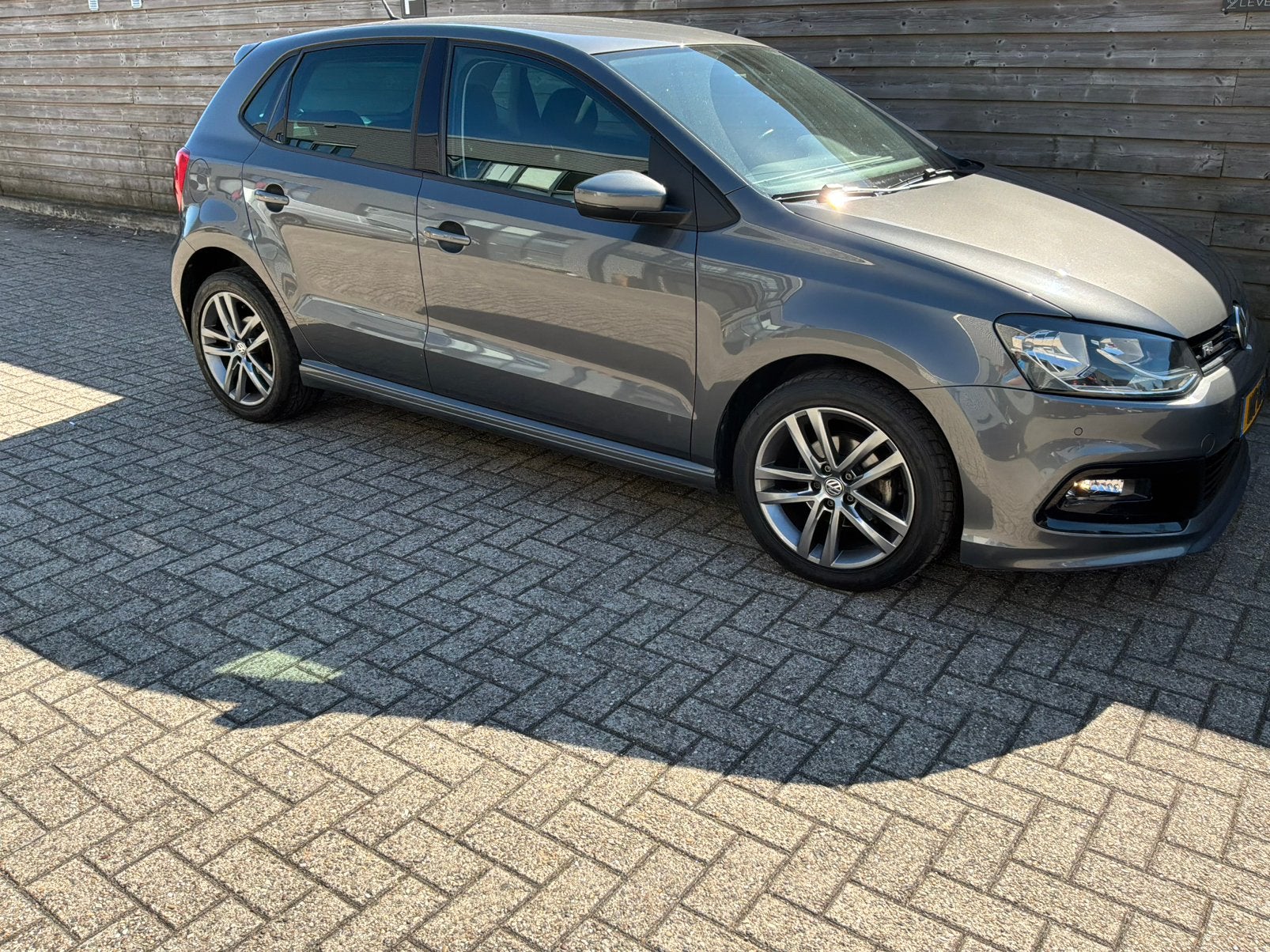 Volkswagen Polo 1.2 TSI 66KW 2016 Grijs R-Line. PDC, Clima, Auto's, 40 €/maand, 4 cilinders, Origineel Nederlands, Handgeschakeld