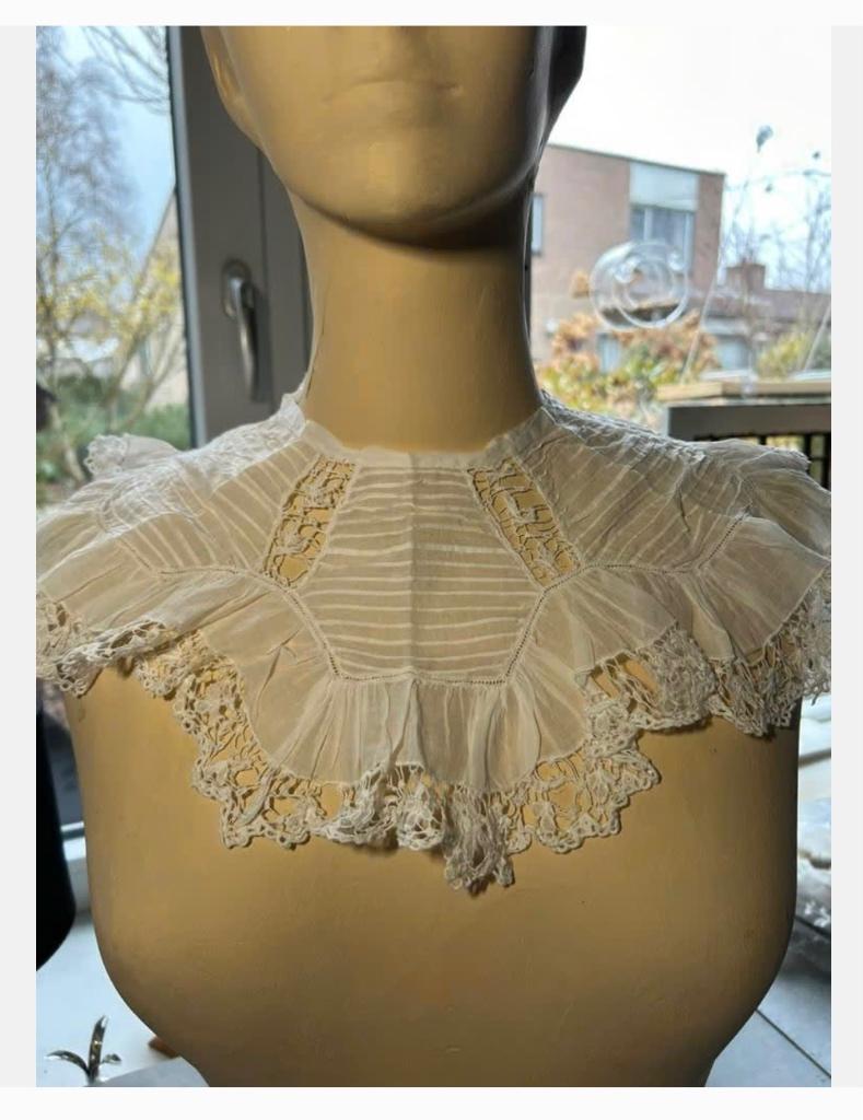 Antieke heel oude witte bijzondere kraag, knoopjes achter, Antiek en Kunst, Ophalen of Verzenden, Dames