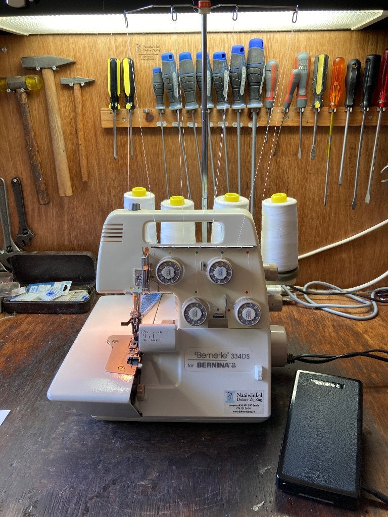Bernette 334DS - zeer complete topmachine!, Info@bernina.com, Ophalen of Verzenden, Zo goed als nieuw, Lockmachine