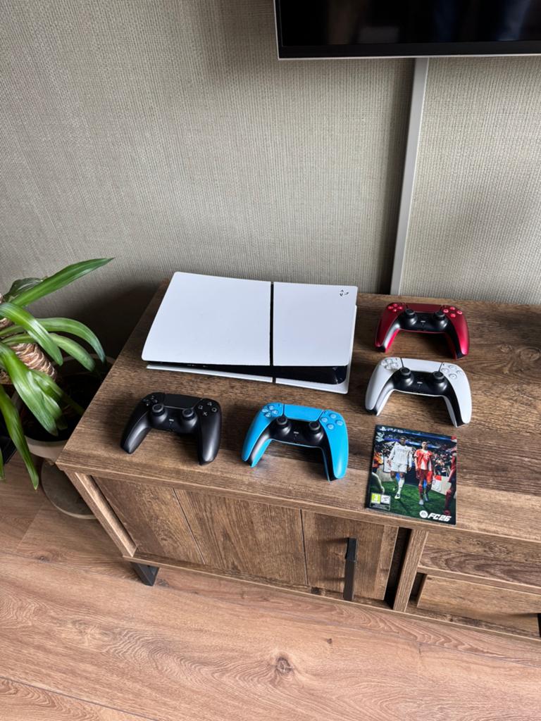 Playstation 5 Slim Digital 1TB SSD + 4 Controllers + FC26, Ophalen of Verzenden, Zo goed als nieuw, Playstation 5 Digital