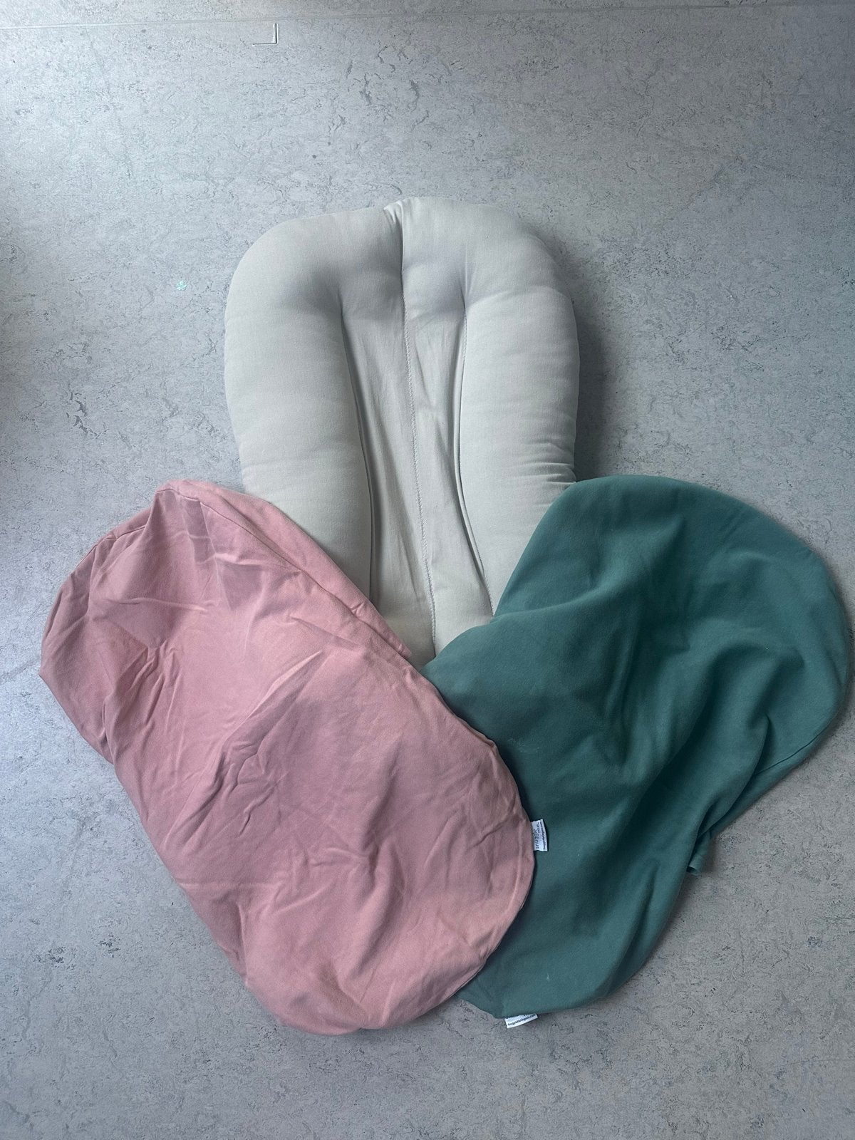 Babynestje snuggle me met 2 hoezen (roze en groen), Ophalen, Gebruikt