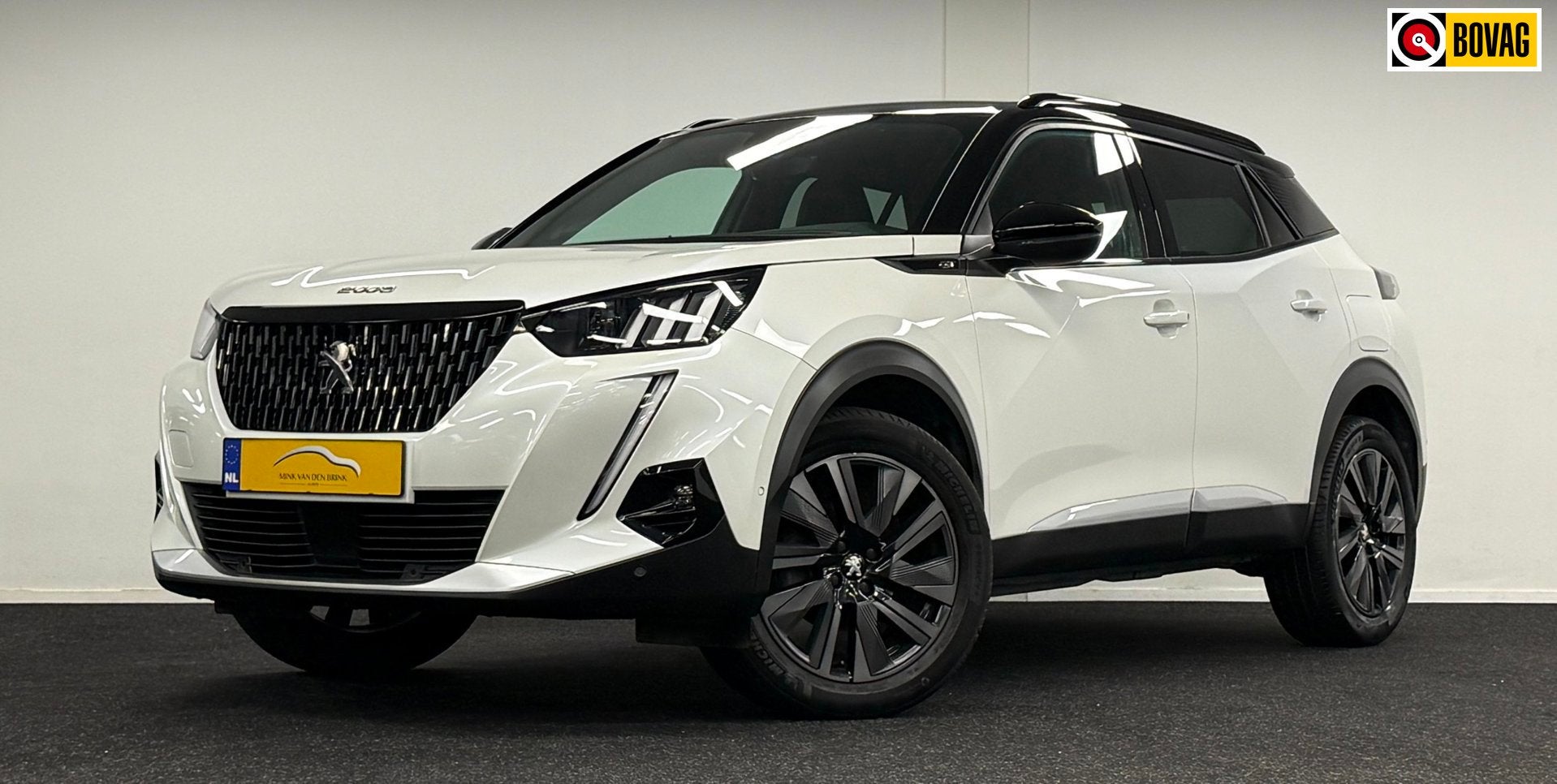 Peugeot 2008 1.2 PureTech GT *Automaat*AdaptiveCruise*Stoelv, Auto's, Gebruikt, Zwart, 1199 cc, Wit