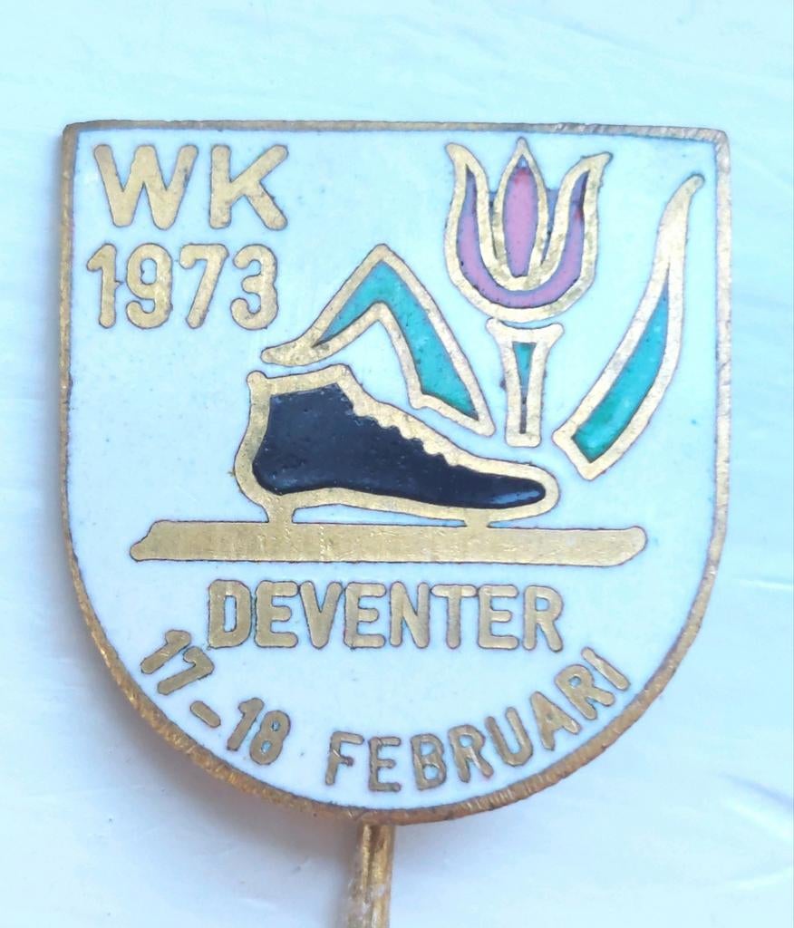 WK 1973 schaatsen Deventer geëmailleerd speldje schaats, Ophalen of Verzenden, Zo goed als nieuw, Overige sporten, Overige typen
