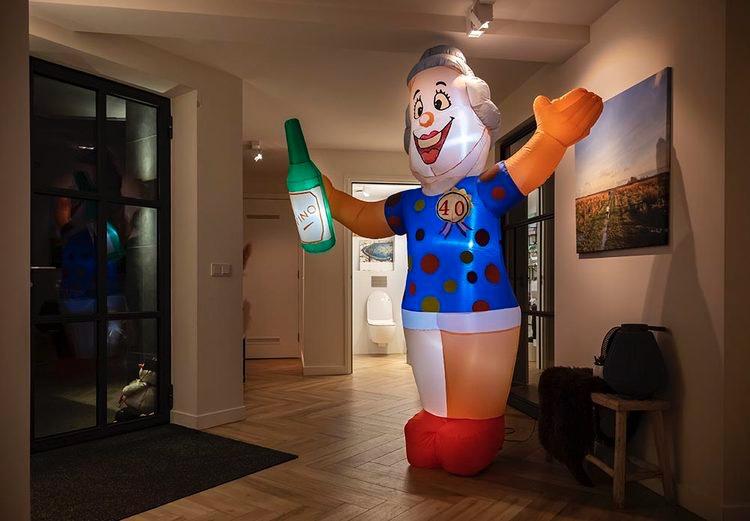 indoor sarah feestend opblaasbaar te huur, Hobby en Vrije tijd, Feestartikelen | Verhuur, Ophalen, Zo goed als nieuw, Abraham of Sarah