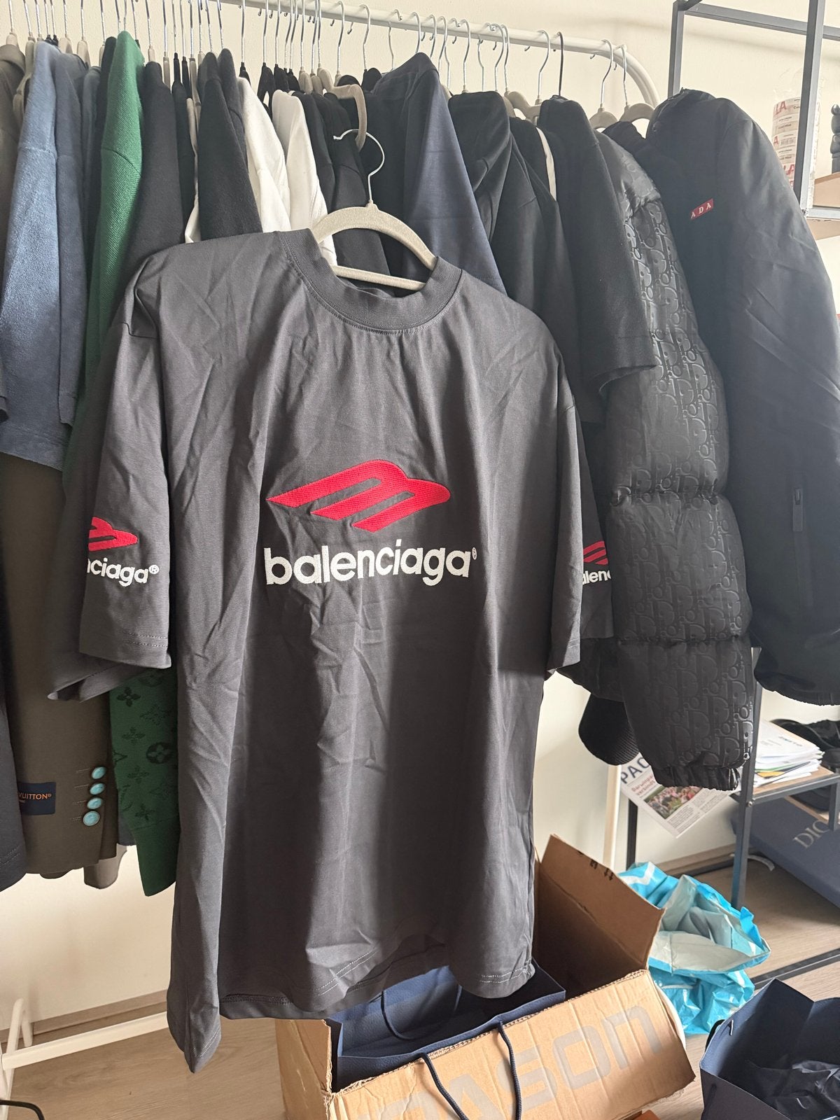 Balenciaga T-shirt maat M/L op voorraad, Ophalen of Verzenden, Zo goed als nieuw, Overige maten, Grijs