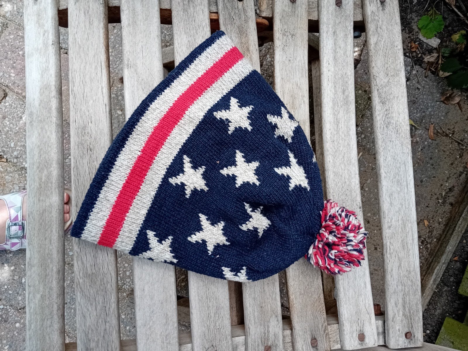 Toffe muts met Amerikaanse vlag design en pompon, Maat 38/40 (M), Ophalen of Verzenden, Muts, Onbekend