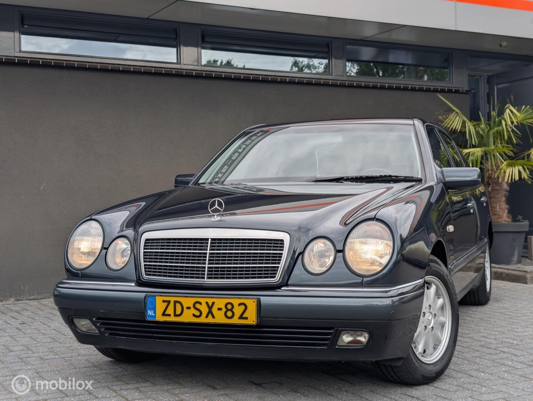 Mercedes E 200 CDI Elegance | 73.739 km NAP | Verzamelobject, Auto's, Achterwielaandrijving, Gebruikt, 4 cilinders, Zwart