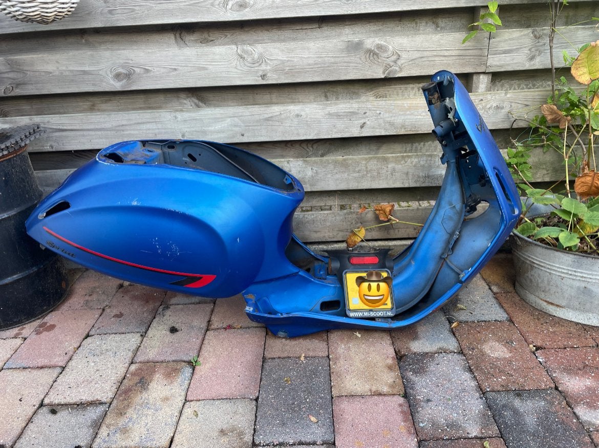 Vespa sprint 2020 brom frame zonder wok 3e eigenaar schade, Ophalen