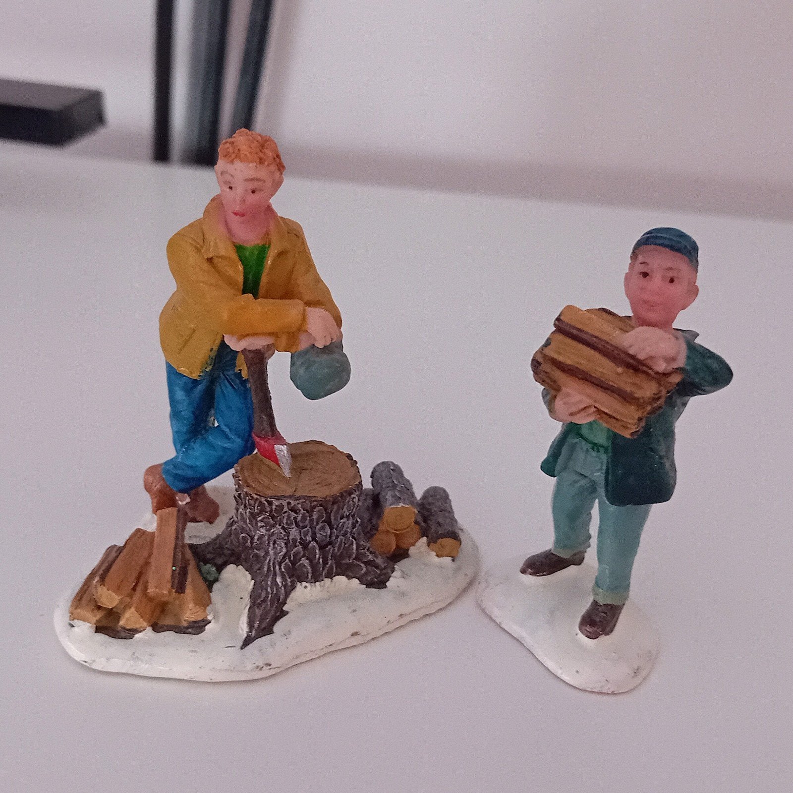 Lemax helping dad, Lemax figuur retired voor Kerstdorp, Diversen, Kerst, Ophalen of Verzenden