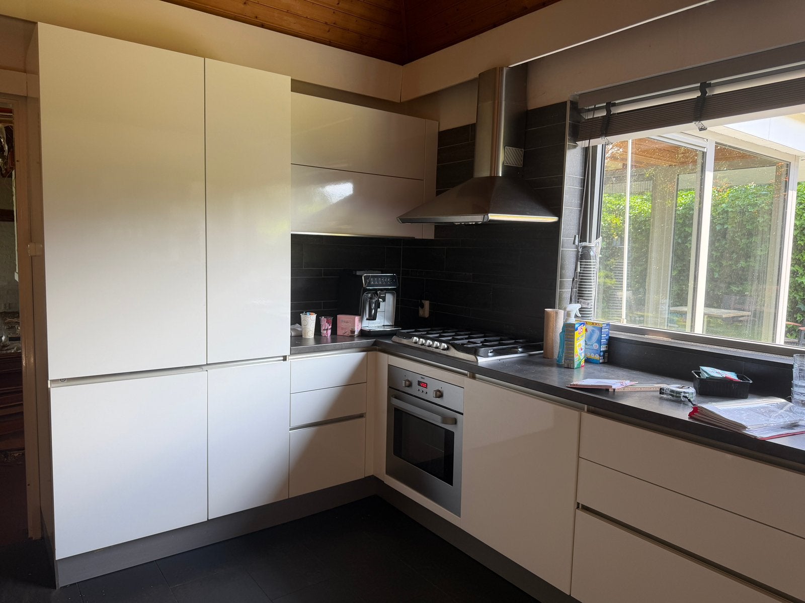 Mooie witte keuken evt met aluminium raam, Ophalen, Gebruikt, Wit, Hoekkeuken