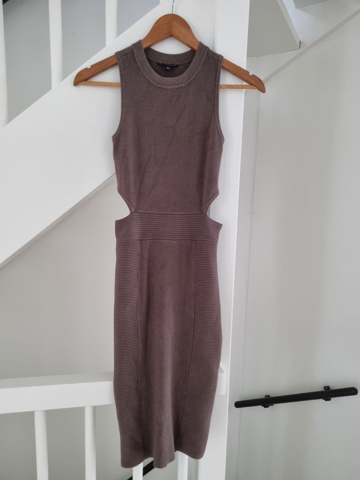 Guess jurk met cut-outs - Maat S, Kleding | Dames, Jurken, Guess, Bruin, Ophalen of Verzenden, Zo goed als nieuw