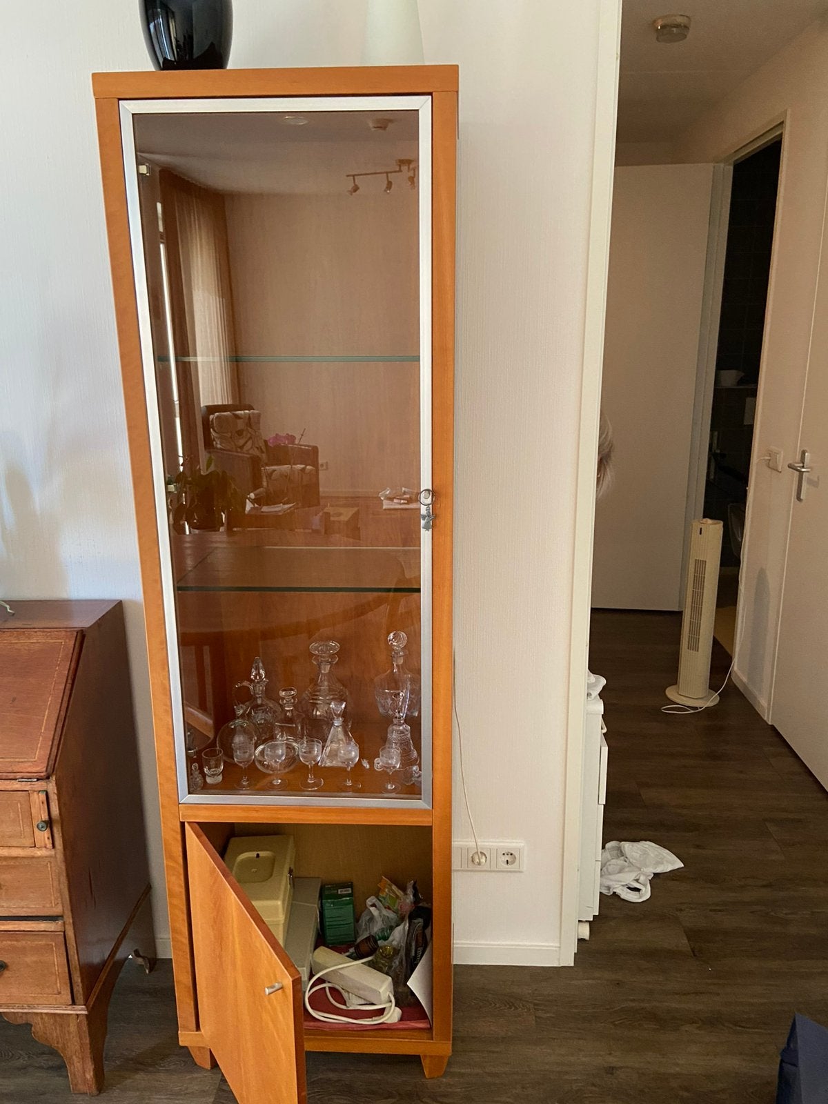 Vitrinekast, Huis en Inrichting, Kasten | Vitrinekasten, Ophalen, 50 tot 100 cm, Zo goed als nieuw, Kersenhout