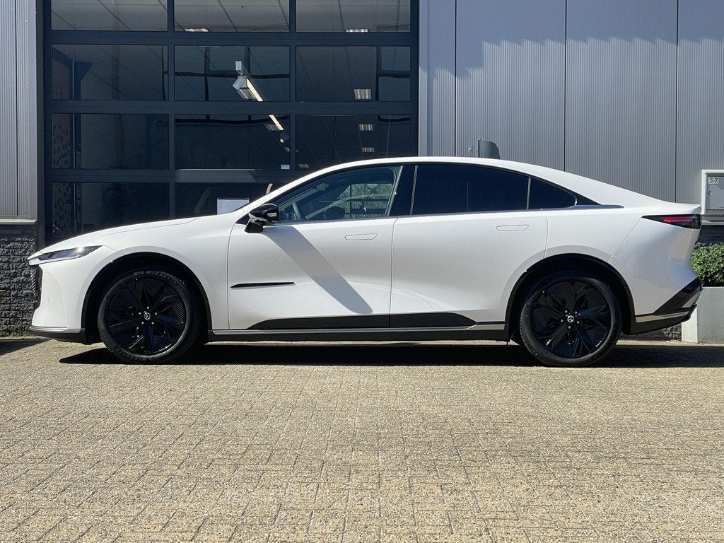 Mazda 6e Takumi Business Edition 68.8 kWh | BLACK PAKKET | Z, Auto's, Automaat, Achterwielaandrijving, Zwart, 1928 kg