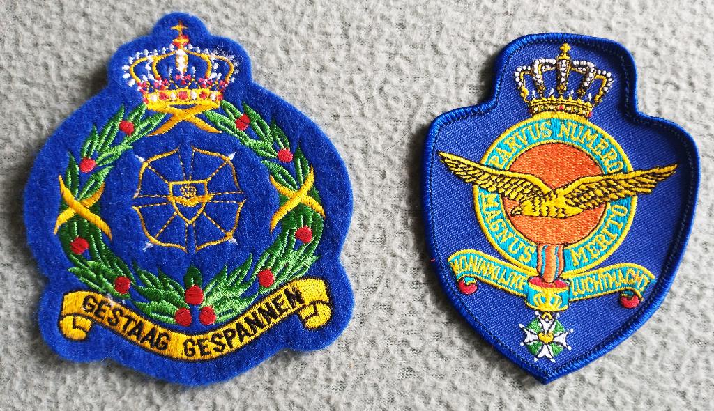 badges Koninklijke Luchtmacht en Volkel, Verzamelen, Militaria | Algemeen, Verzenden, Luchtmacht, Nederland, Embleem of Badge