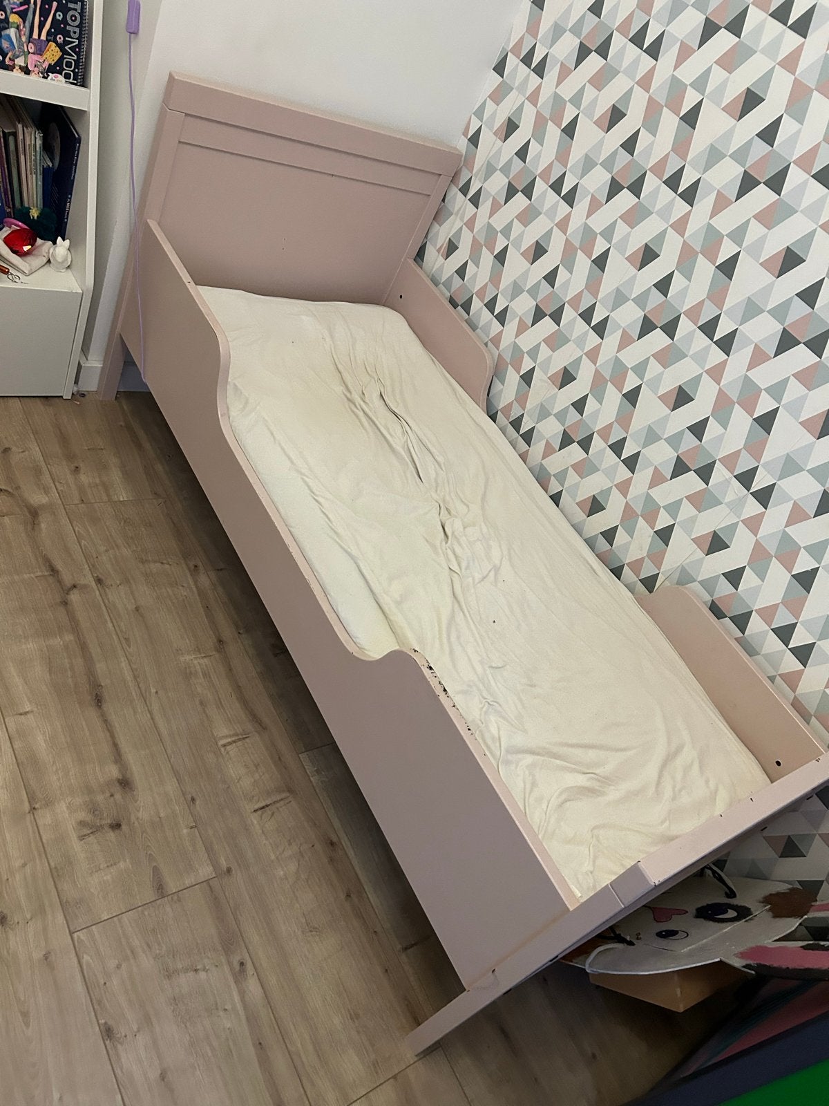 Massief houten peuterbed roze geverfd, Kinderen en Baby's, Kinderkamer | Bedden, Gebruikt, 70 tot 85 cm, 140 tot 160 cm, Ophalen