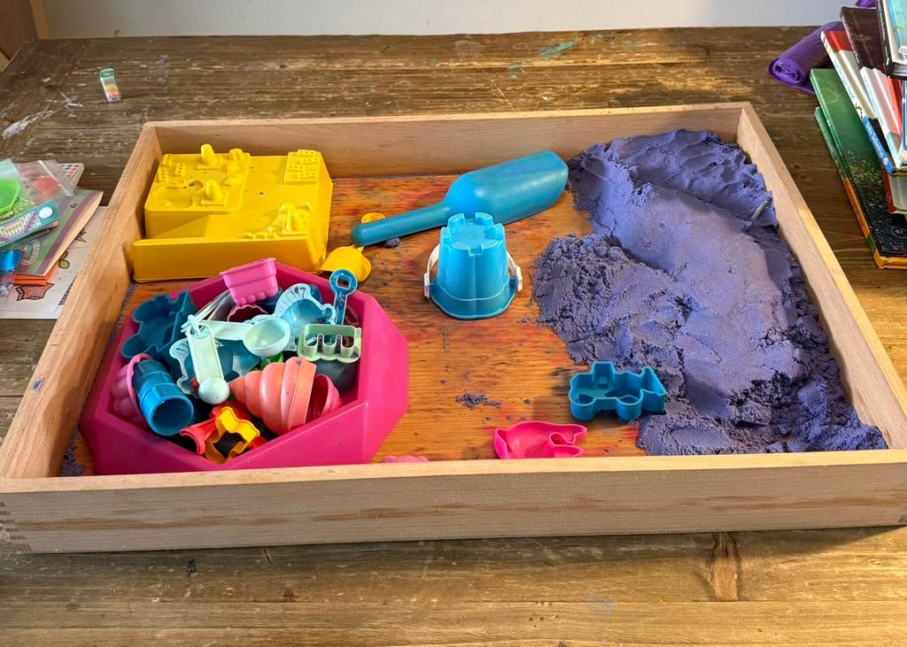 Mooie houten bak met kinetic sand, Ophalen, Zo goed als nieuw