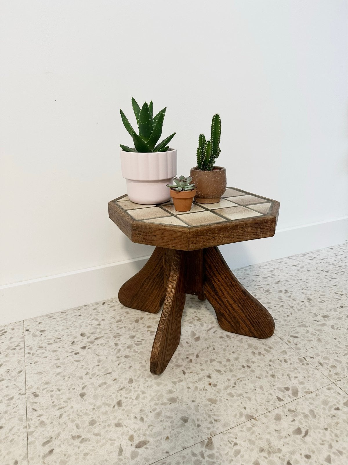 Vintage bijzettafel sidetable plantentafel hout tegelblad, Ophalen, Minder dan 45 cm, Minder dan 55 cm, Gebruikt
