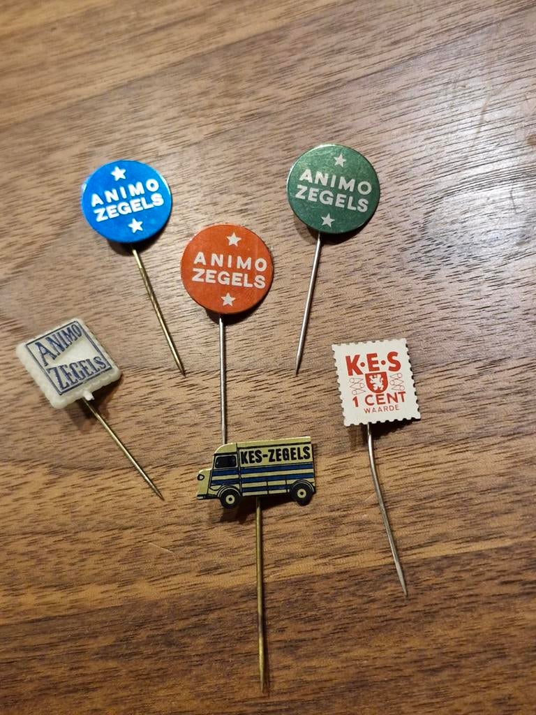 374 Vintage Animo en KES Zegels Speldjes Collectie, Verzamelen, Speldjes, Pins en Buttons, Gebruikt, Ophalen of Verzenden