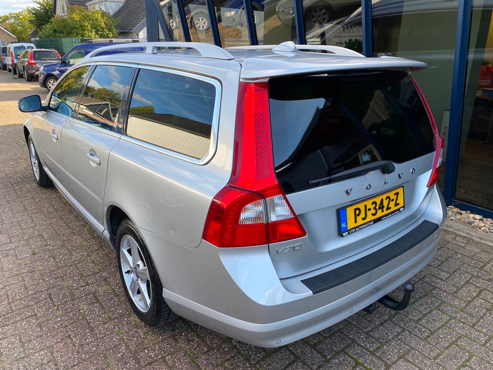 Volvo V70 2.0F Automaat Summum LEER / XENON / TREKHAAK, Auto's, Gebruikt, Beige, Automatische klimaatregeling, 1000 kg