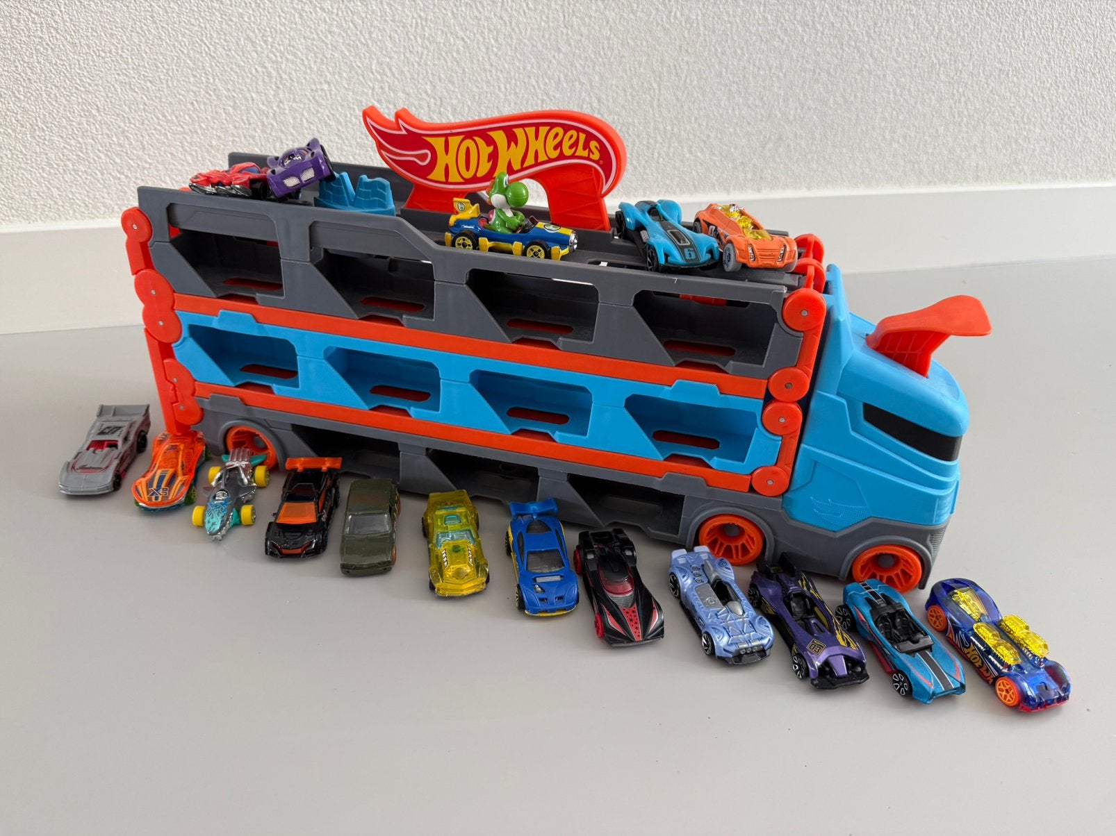 Hot Wheels Truck + auto’s, Ophalen, Zo goed als nieuw