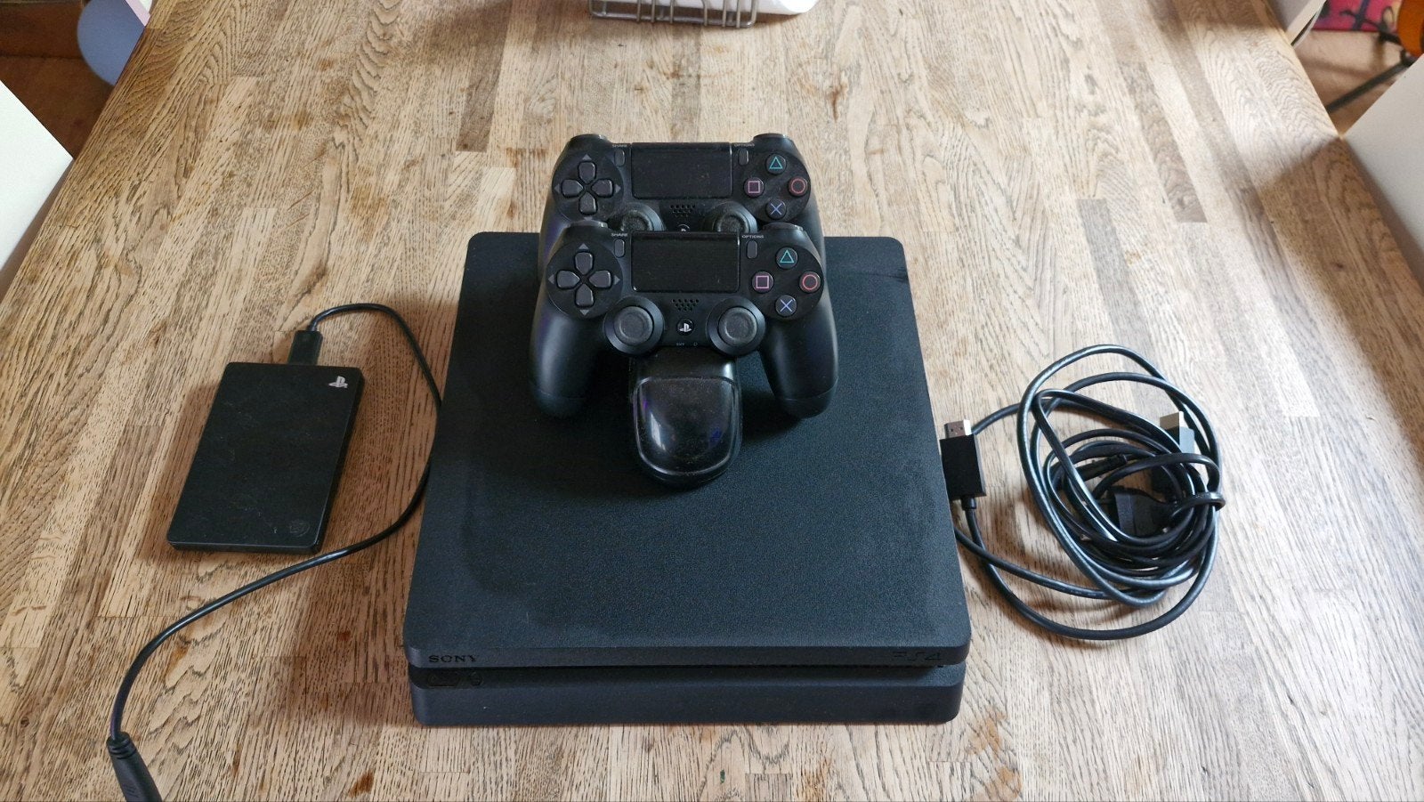 PlayStation 4 met 2TB Game Drive en 2 controllers, 2 spelers, Ophalen of Verzenden, Zo goed als nieuw, Vanaf 3 jaar