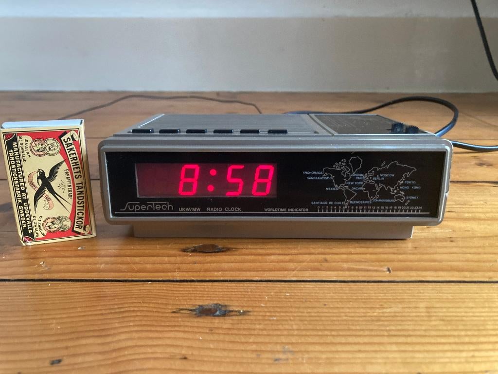 Vintage radiowekker met rode digitale cijfers wekkerradio 80, Ophalen of Verzenden, Gebruikt, Digitaal, Wekker of Tafelklok