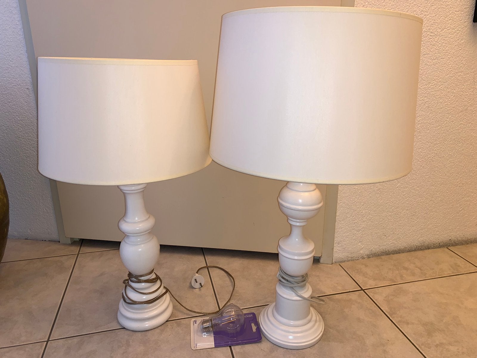 2 mooie witte staande lampen met houten voet, Ophalen of Verzenden, Rechthoekig, Minder dan 50 cm