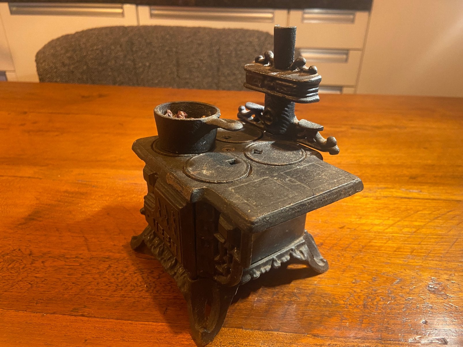 Gietijzeren miniatuur kacheltje, Ophalen