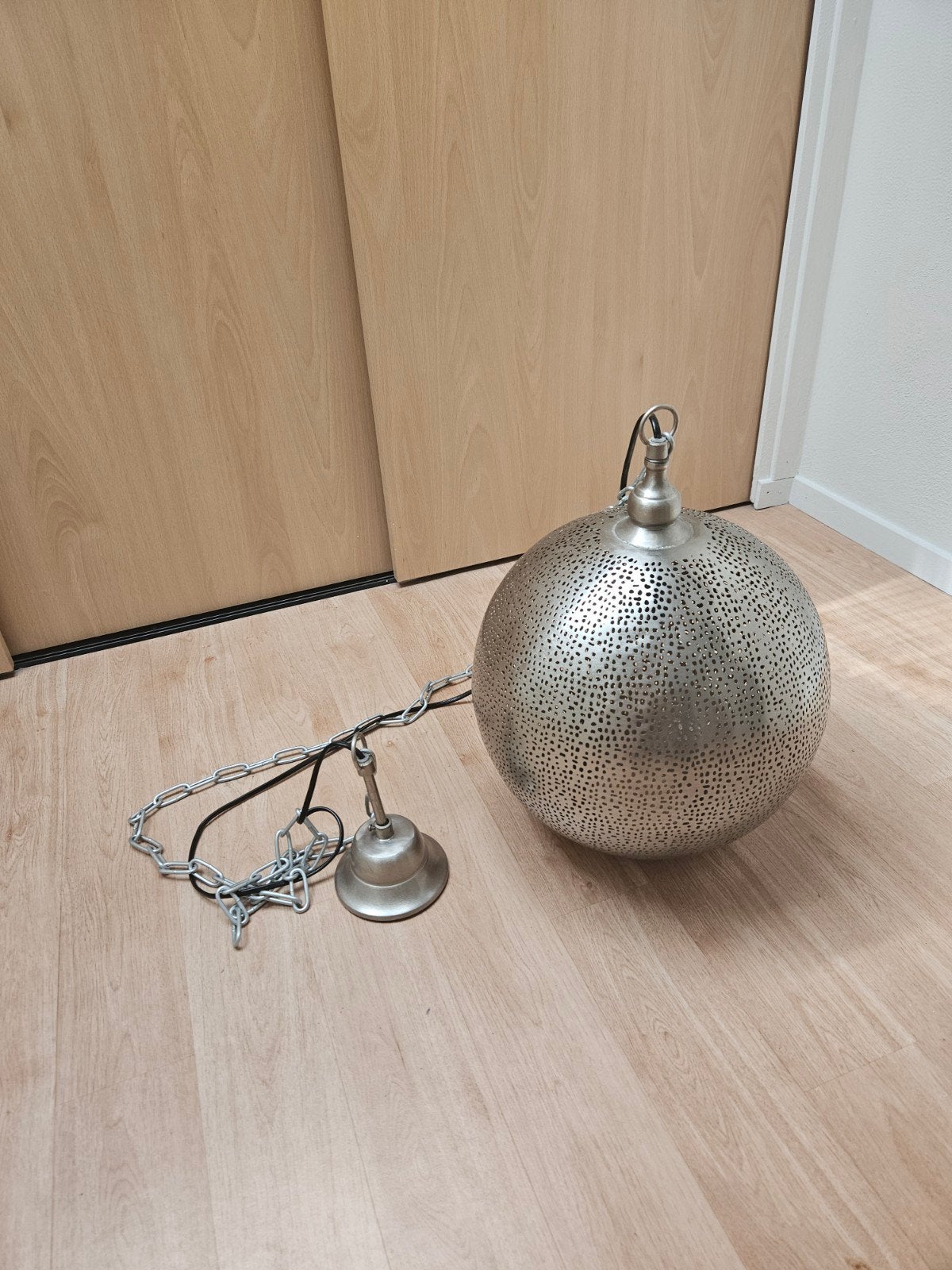 Metalen bolvormige hanglamp met gaatjes, Huis en Inrichting, Lampen | Hanglampen, Ophalen, Zo goed als nieuw, Metaal