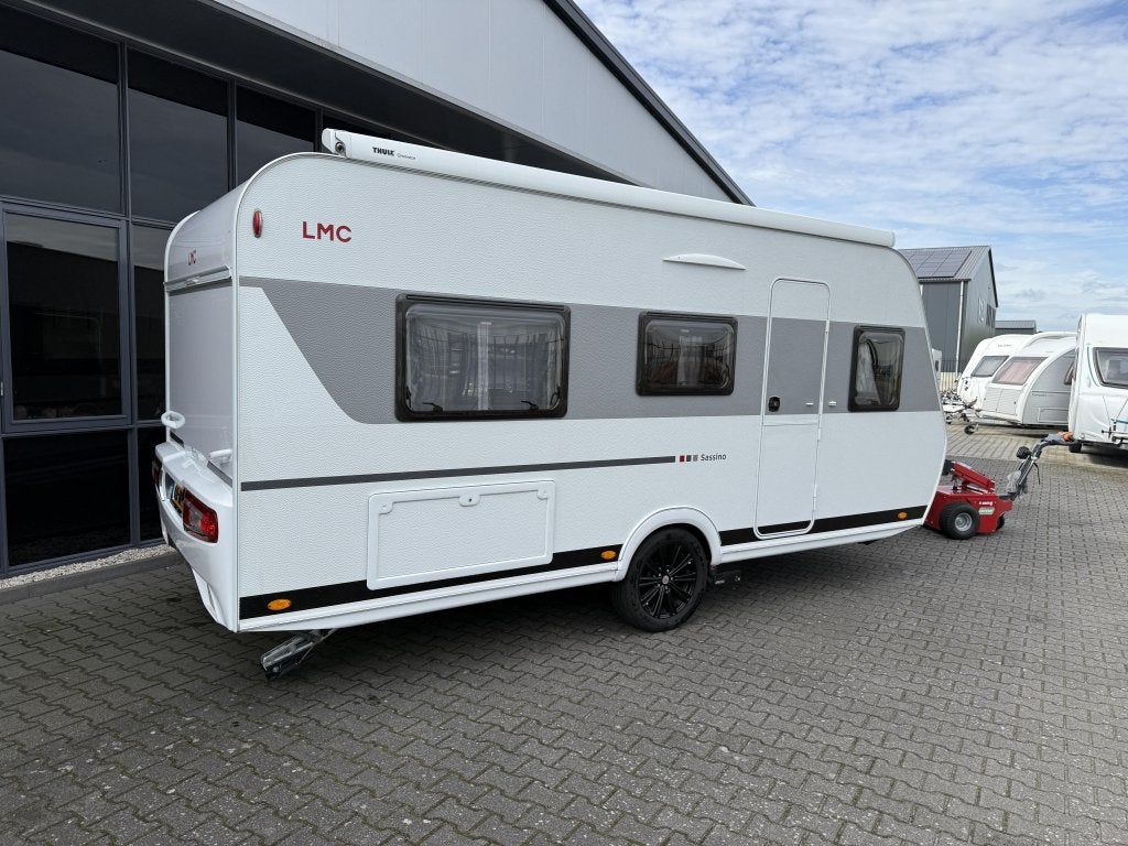 LMC Sassino 460 E 2 Aparte bedden 200cm 964KG leeg BJ 2025, Caravans en Kamperen, Schokbreker, Lengtebed, Bedrijf, Treinzit