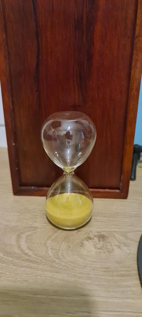 Decoratieve zandloper met geel zand, Ophalen of Verzenden