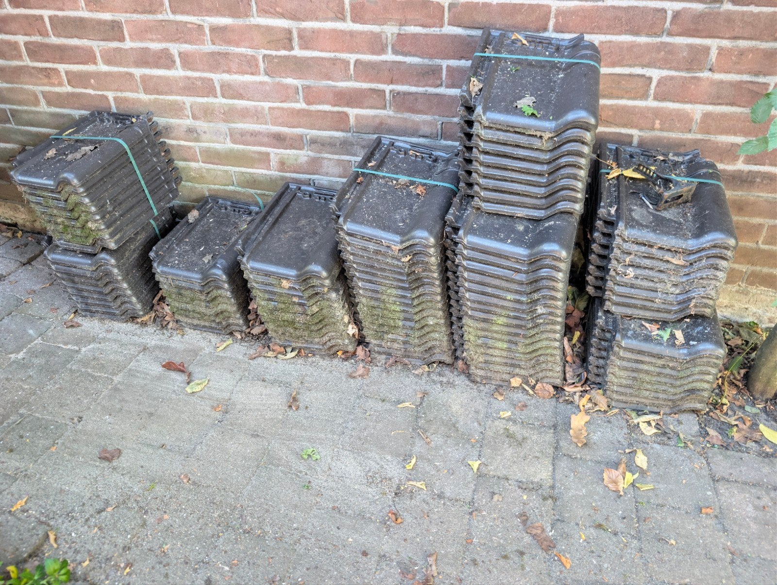 Partij tules Monier Postel 20 Dakpannen (nieuw), Ophalen, 10 tot 15 m², Steen of Klei, Zwart