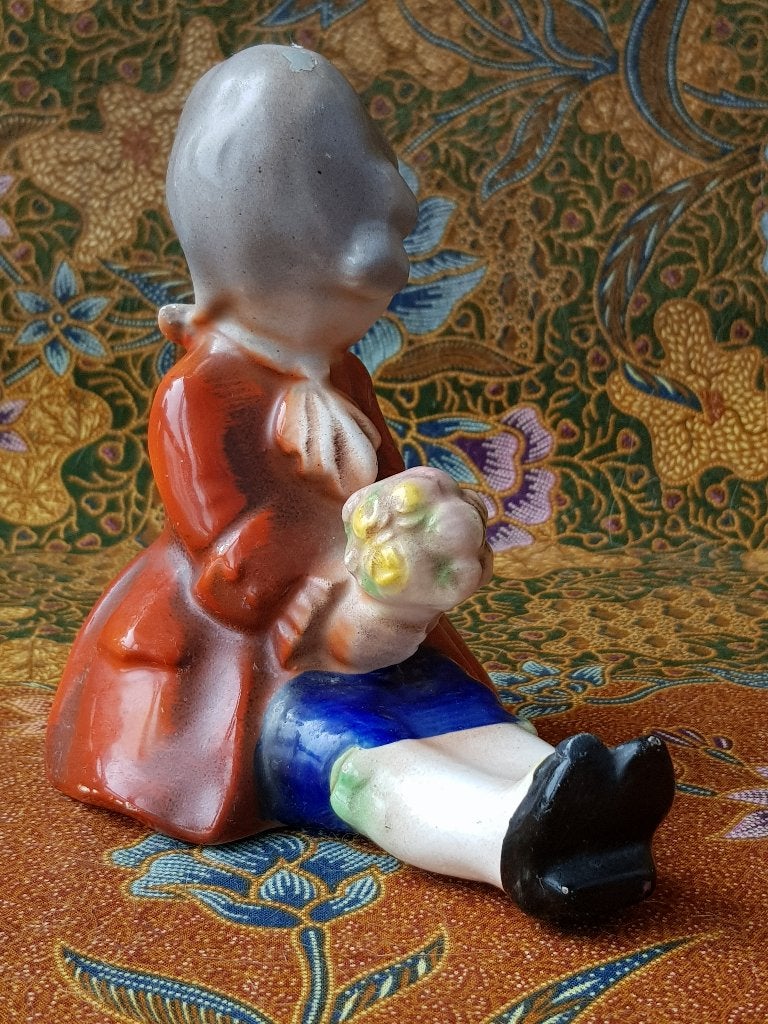 Jongen met bloemen mooi antiek beeldje uit Engeland 13,2 cm., Antiek en Kunst, Ophalen of Verzenden
